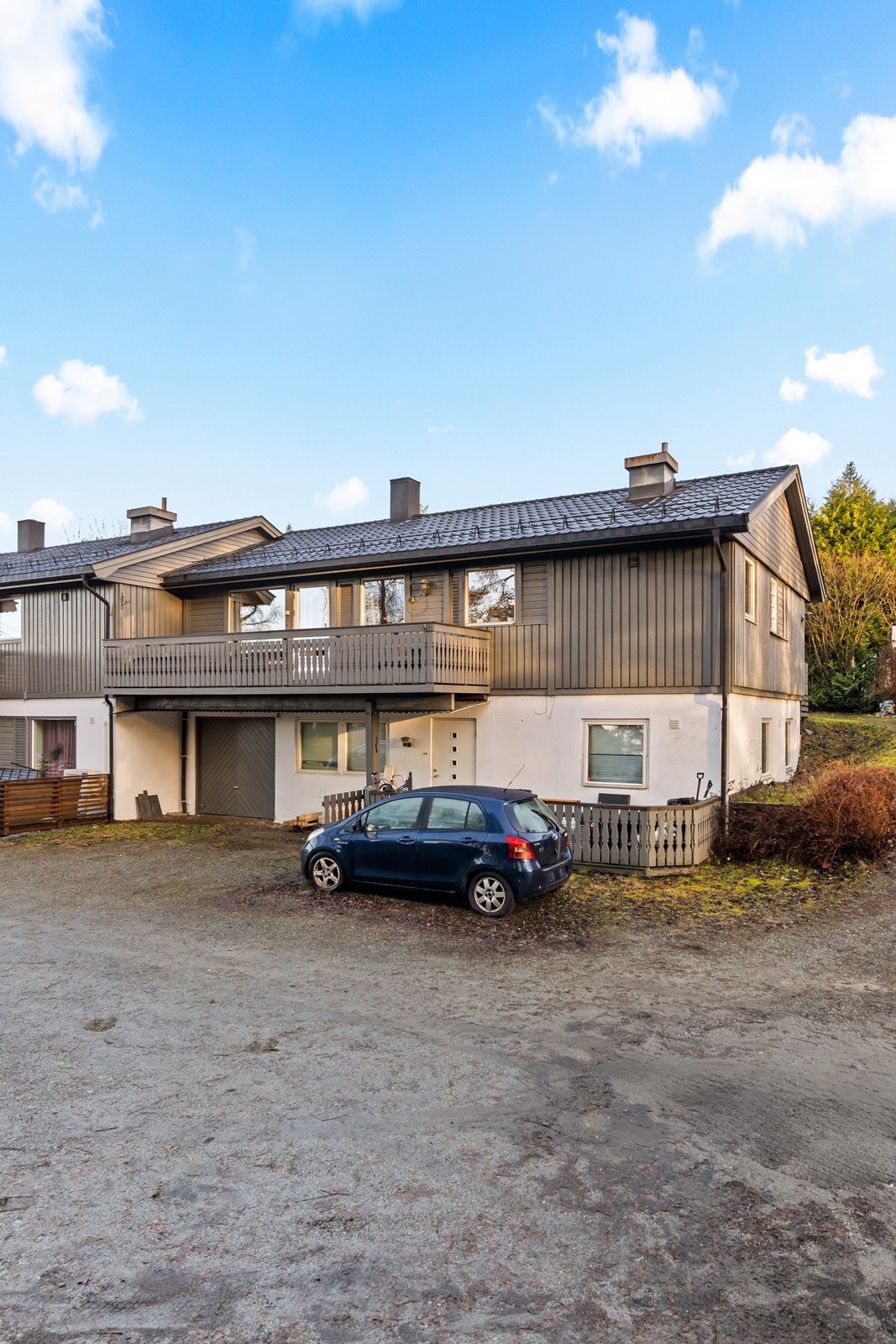 Parkering skjer på gårdsplassen som er gruset eller i garasje i underetasjen. Galleribilde