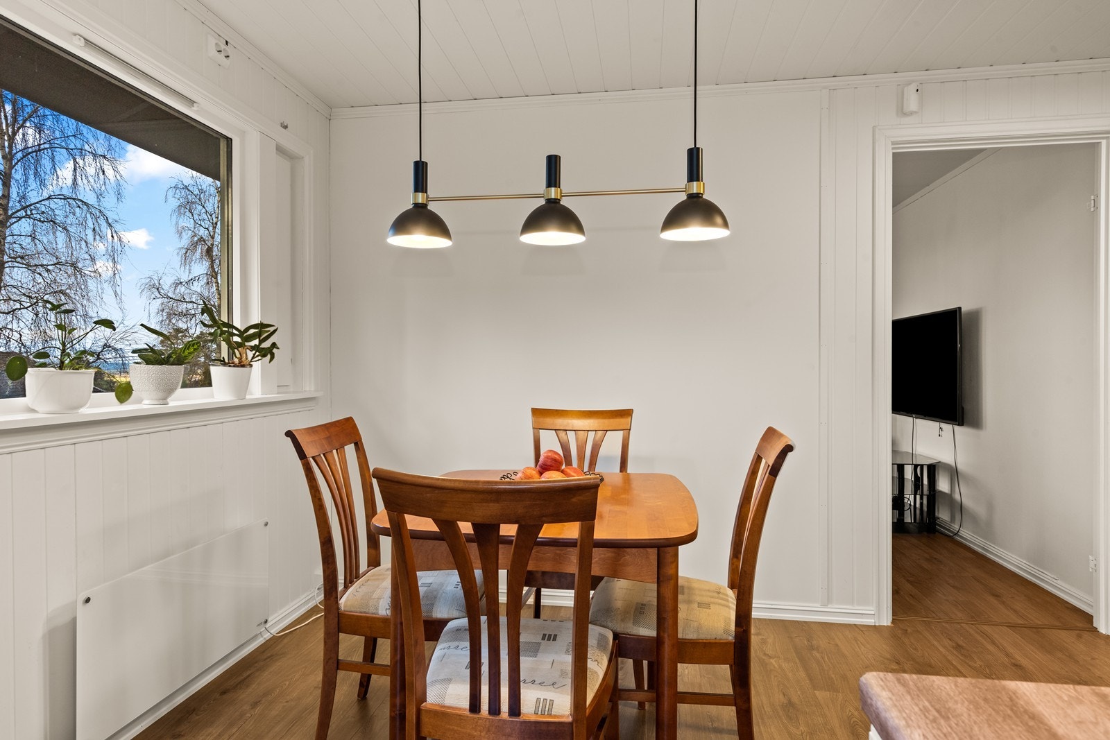 Store vinduer gir naturlig lys til spiseplassen. Galleribilde