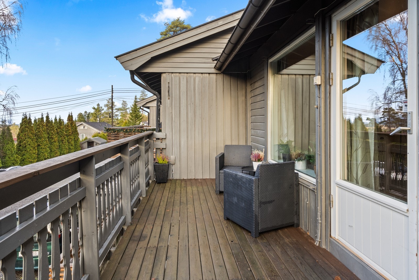 Balkong med trykkimpregnerte gulvbord og malt trevirke på rekkverket gir et solid uteområde. Galleribilde