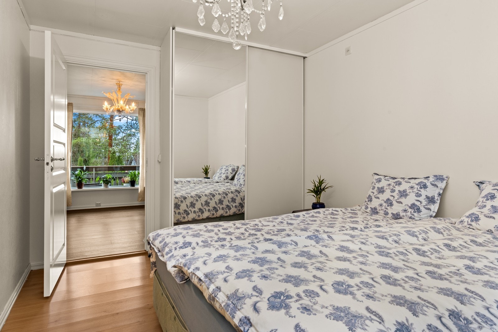 Skyvedørsgarderobe gir effektiv oppbevaring i soverommet. Galleribilde