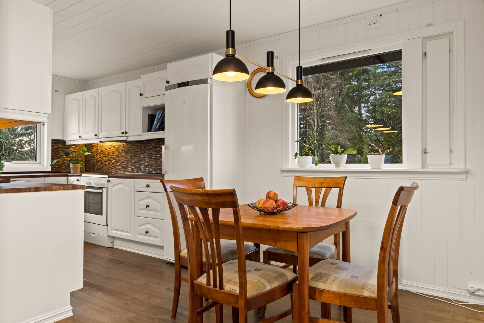 Plass til spisegruppe gjør kjøkkenet til et naturlig samlingspunkt. Galleribilde