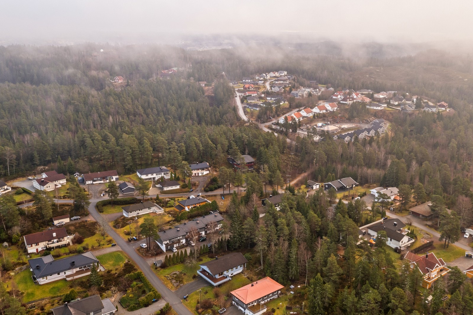 Området er omkranset av skog og gir et fredelig nabolag med nærhet til natur. Galleribilde