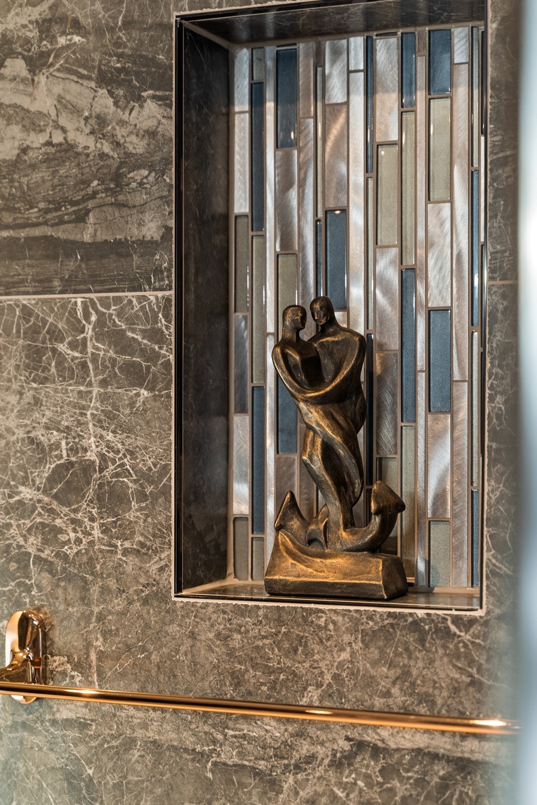 Innebygd nisje med mosaikkfliser skaper et elegant fokuspunkt. Galleribilde