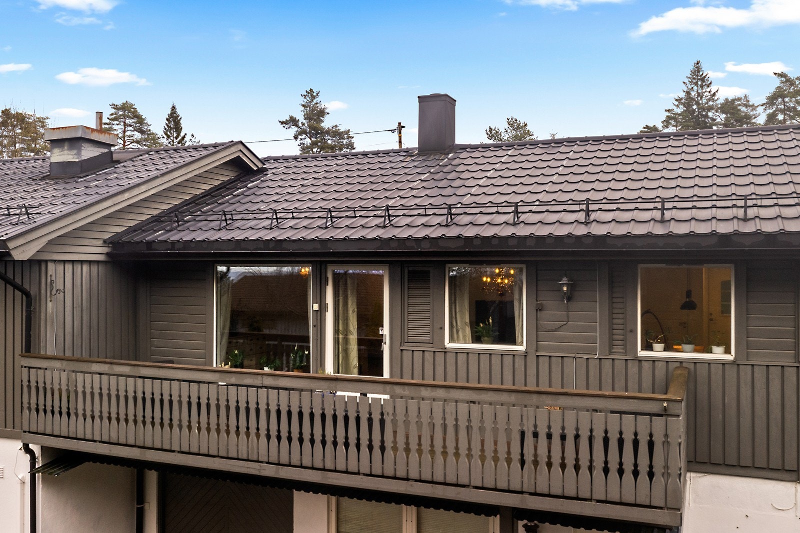 Fasaden har liggende og stående bordkledning med malt trevirke. Galleribilde