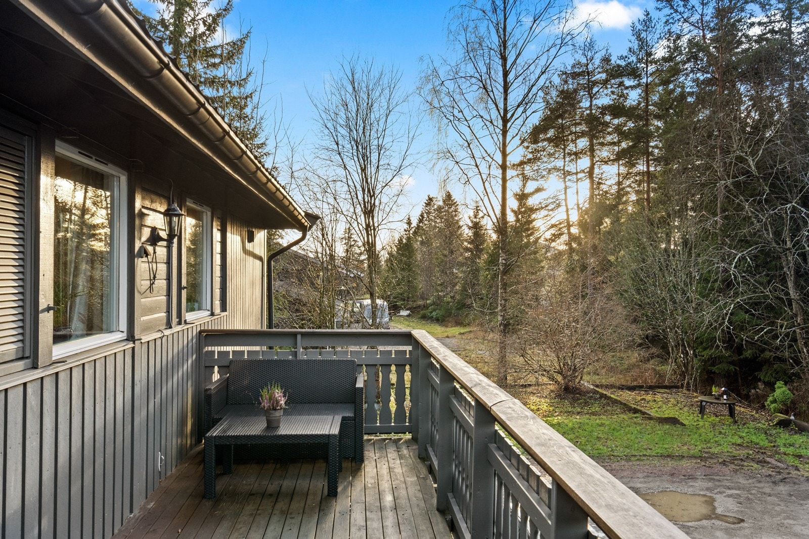 Utsyn mot grøntområde fra balkongen gir en fredelig atmosfære. Galleribilde