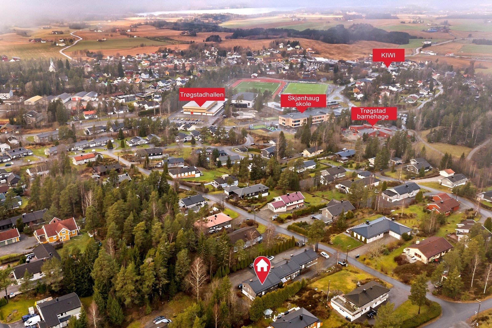 Eiendommen har en sentral beliggenhet nær Skjønhaug med kort avstand til skole og barnehage. Galleribilde