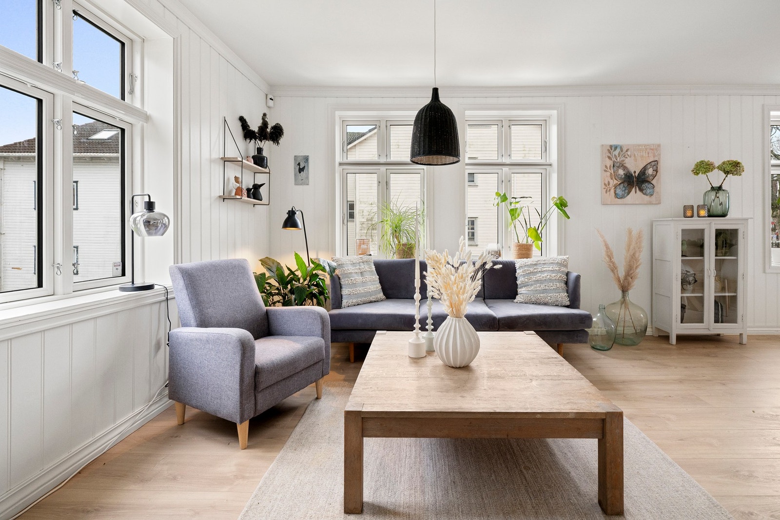 Den lyse og innbydende stuen fremstår som et naturlig samlingspunkt i boligen, perfekt både for sosiale sammenkomster og rolige filmkvelder. Galleribilde