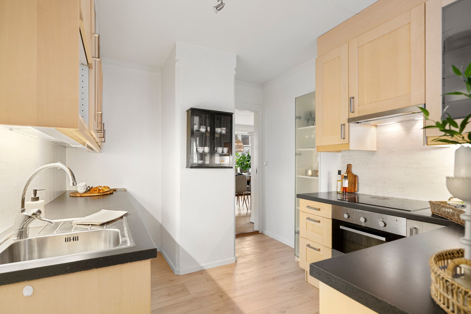 Kjøkkenet er pent utformet med innredning i profilerte fronter og slitesterk laminat benkeplate. Galleribilde