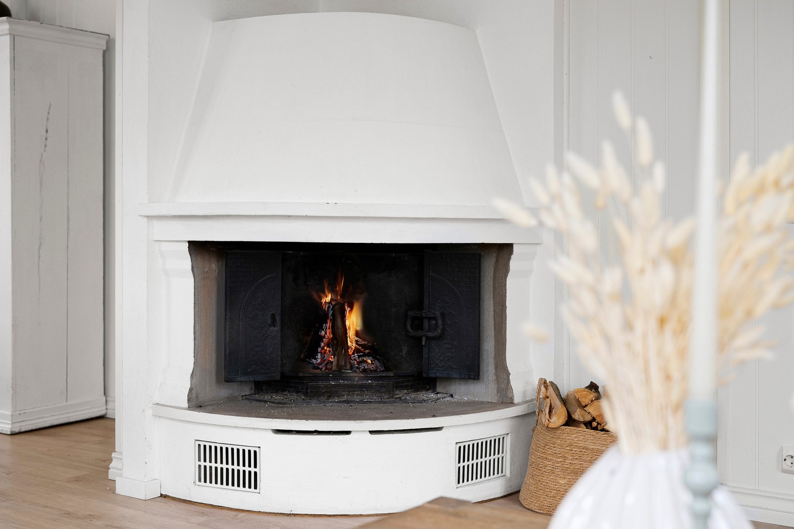 Den stemningsfulle peisen gir ekstra varme og hygge på kjølige dager. Galleribilde