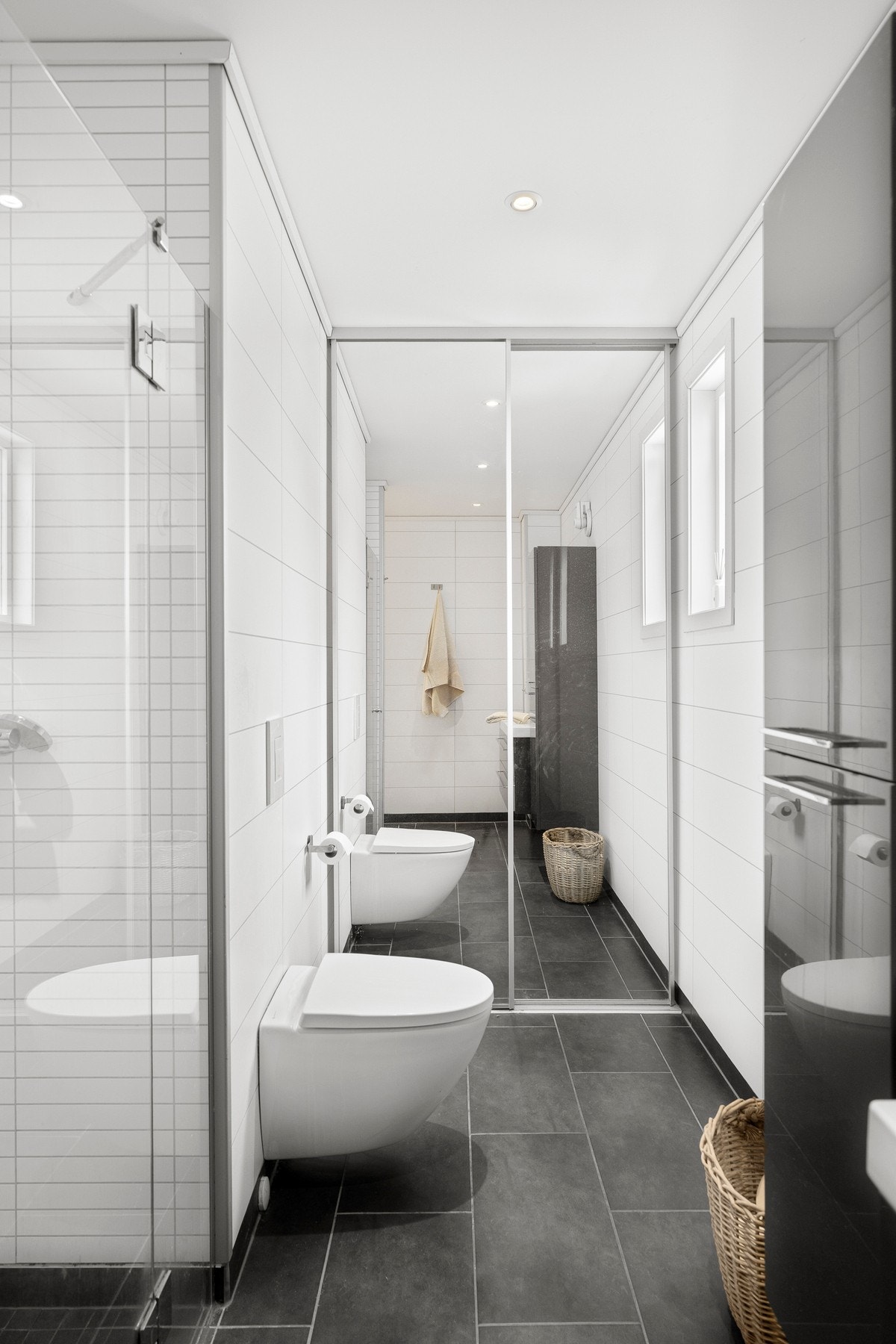 Gulvet er flislagt og har elektriske varmekabler som gir god komfort året rundt. Galleribilde