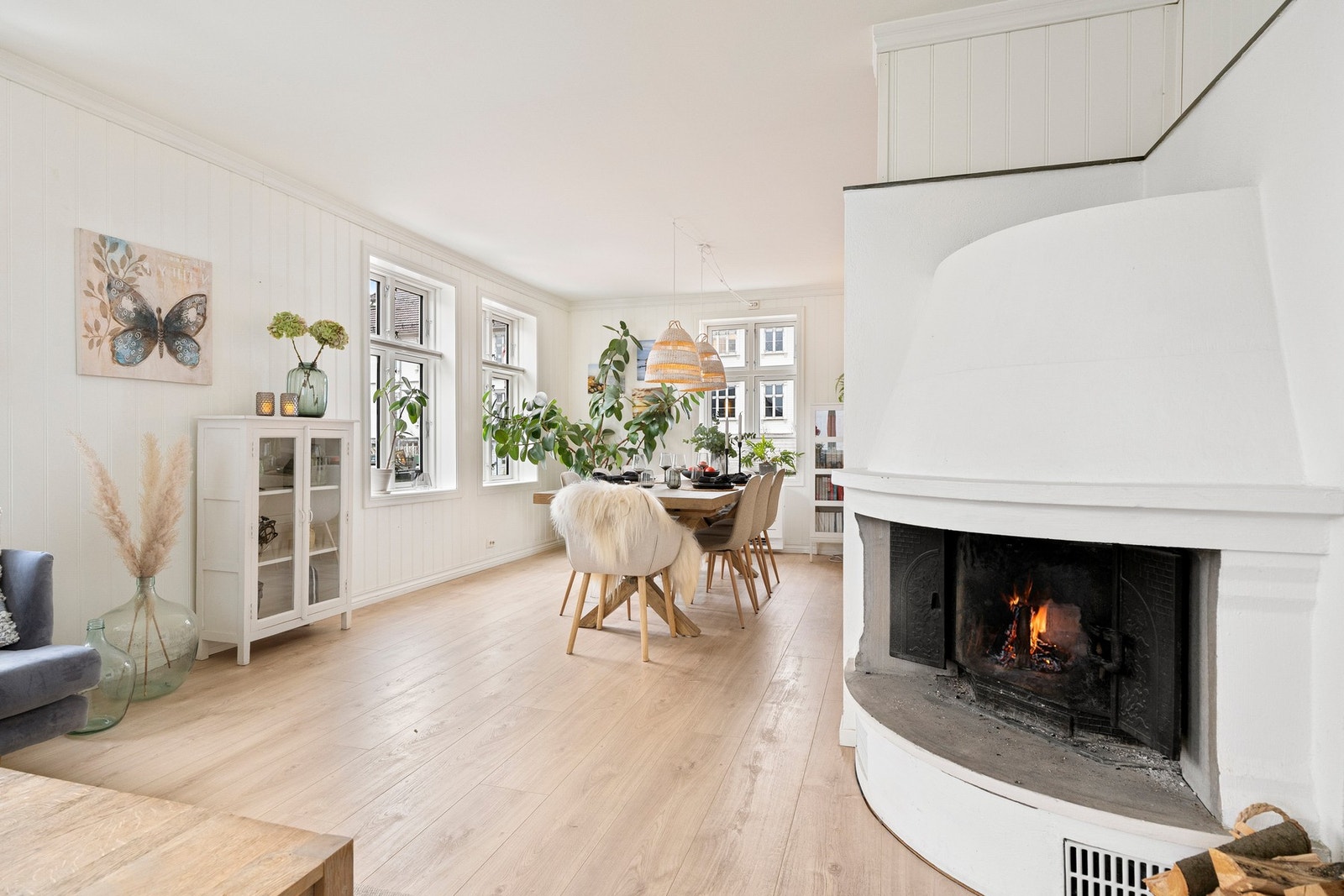 Stuen har en god romfølelse og fleksibel planløsning som gir plass til flere soner, med både en komfortabel sofagruppe og et stort spisebord - ideelt for middager med familie og venner. Galleribilde