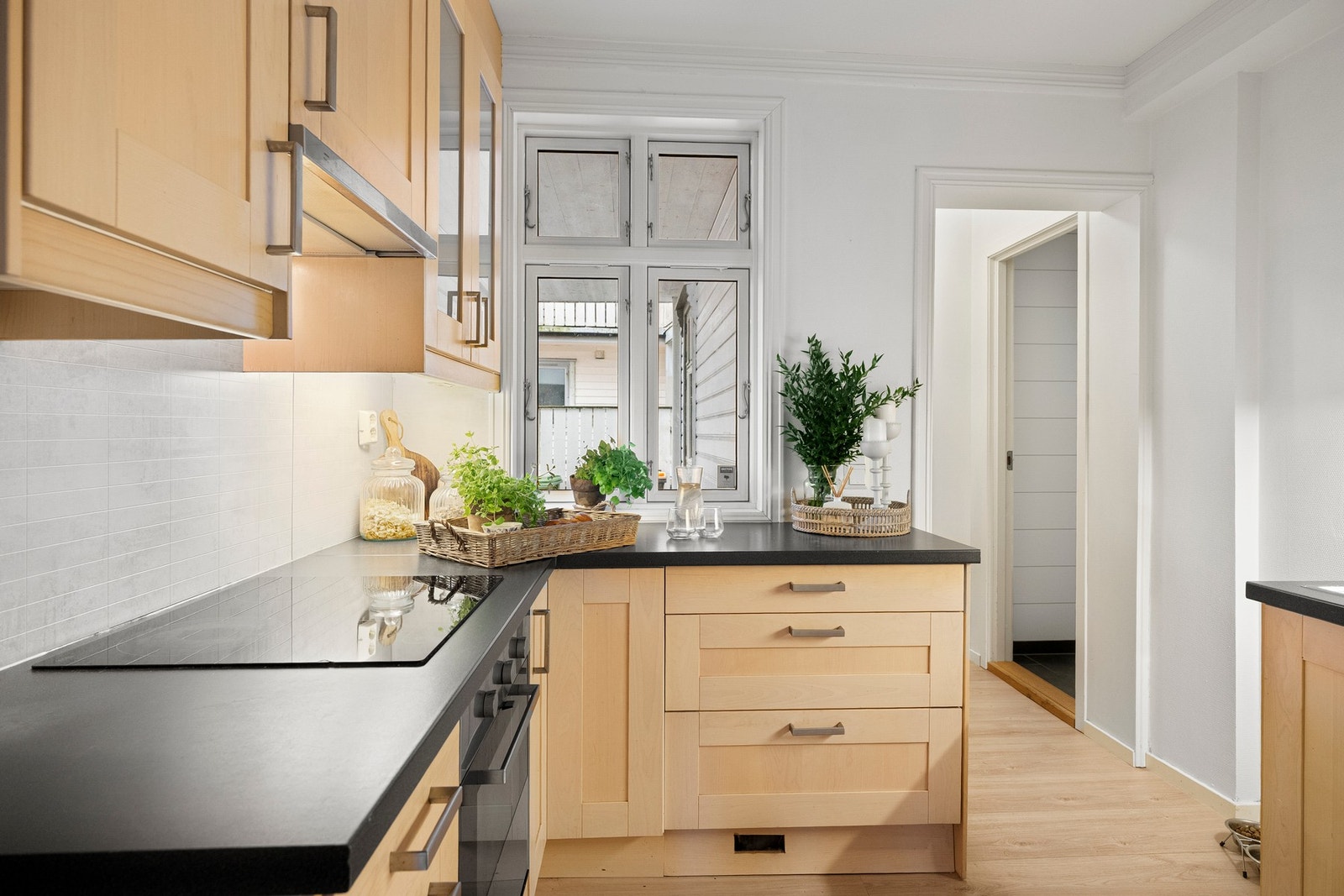 Her er det gode arbeidsflater og en funksjonell løsning som gjør matlagingen både praktisk og trivelig. Galleribilde