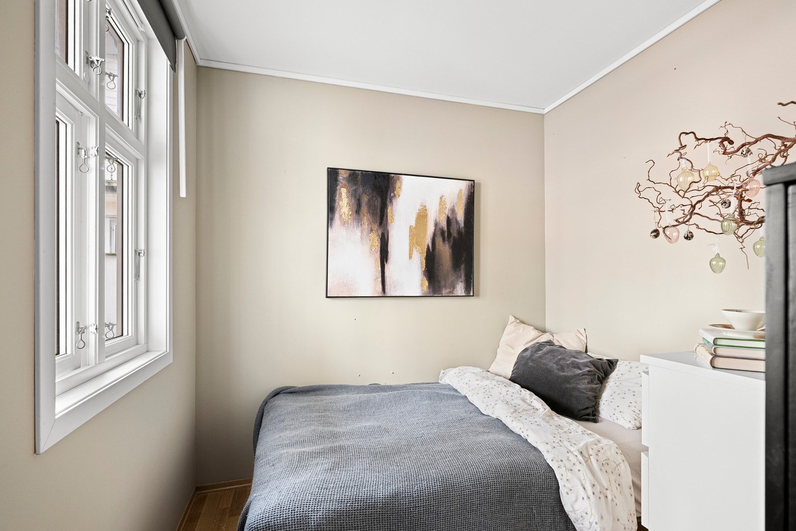 Det andre soverommet er noe mindre, men har også plass til dobbeltseng samt mulighet for oppbevaring - perfekt som barnerom, gjesterom eller hjemmekontor. Galleribilde