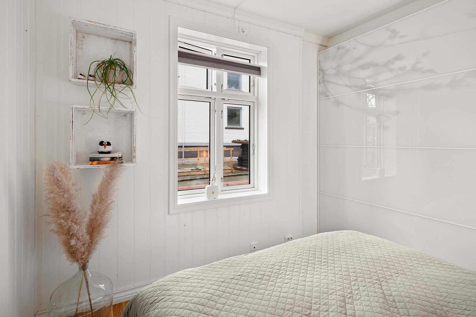 Lyst rom med vindu og hvite vegger. Galleribilde