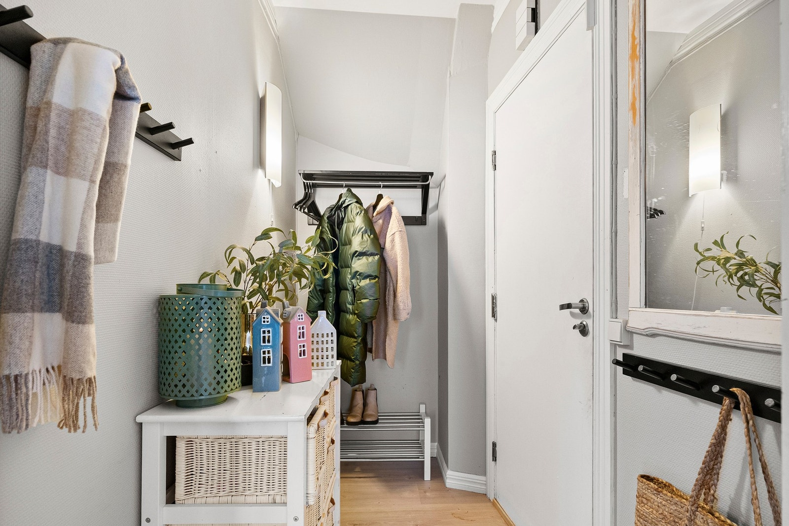 Boligen ønskes velkommen gjennom en praktisk og romslig entré med rikelig plass til oppbevaring av yttertøy og sko - en funksjonell og ryddig start på hjemmet. Galleribilde