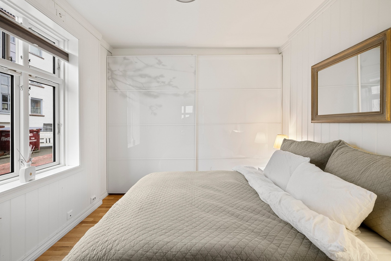 Hovedsoverommet har god plass til dobbeltseng og byr på rikelig oppbevaringsplass i stort garderobeskap. Galleribilde