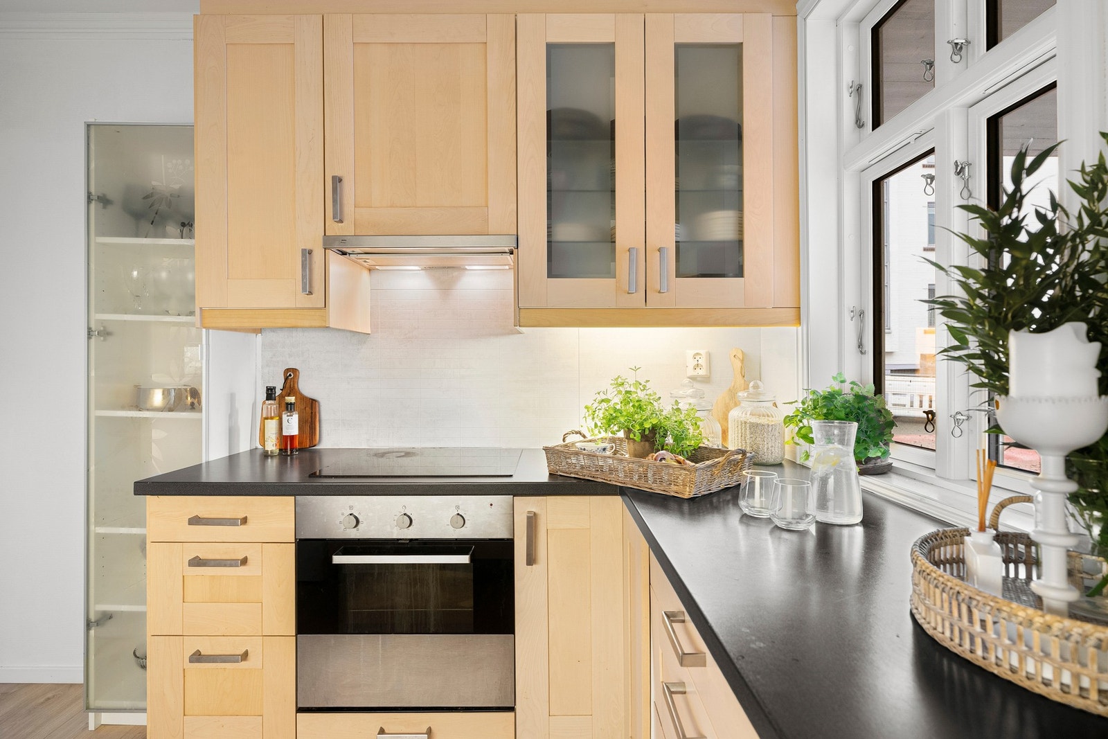 Det er godt utstyrt med integrert kjøleskap, oppvaskmaskin, platetopp og stekeovn, samt ventilator med avtrekk ut. Galleribilde