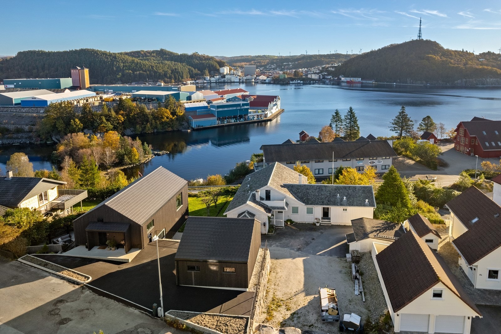 Skøyeveien 17 C ligger i et svært attraktivt og familievennlig område i Egersund. Her bor du i gangavstand til den nye barneskolen, barnehager, idrettsanlegg og dagligvarebutikk - alt du trenger for en lettere hverdag Galleribilde