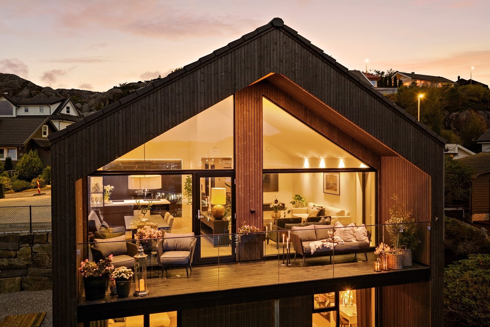 Boligen utmerker seg med en tiltalende og stilren fasade med store vindusflater i front, som gir et elegant uttrykk og slipper inn godt med lys. Galleribilde