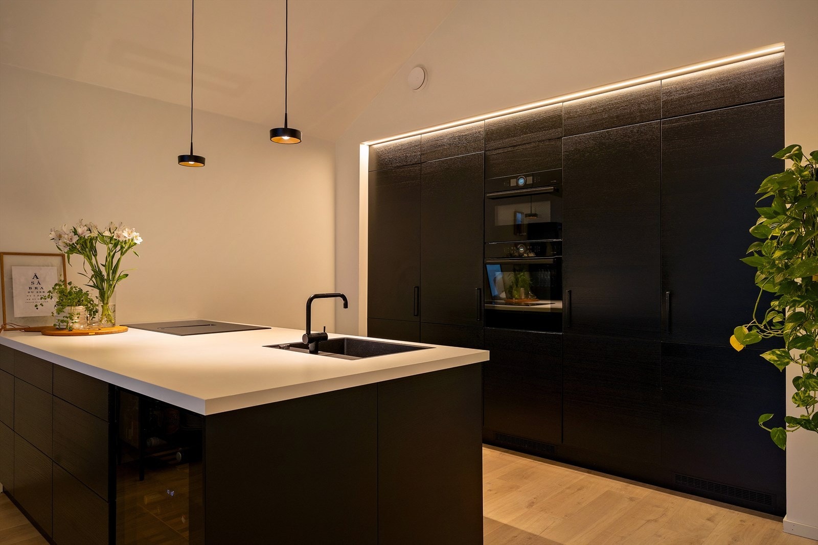 Kjøkkenet er lekkert og moderne med slette fronter og en benkeplate i laminat med planlimt vask. Løsningen er åpen mot stuen, som skaper en sosial atmosfære. Galleribilde