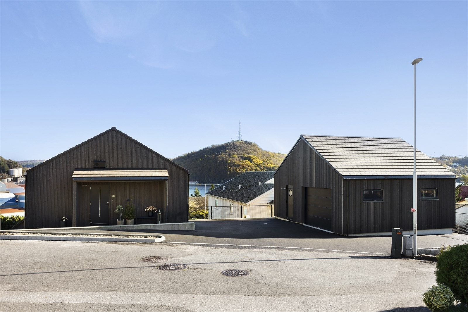 Parkering i garasje og god parkering på egen tomt. Galleribilde