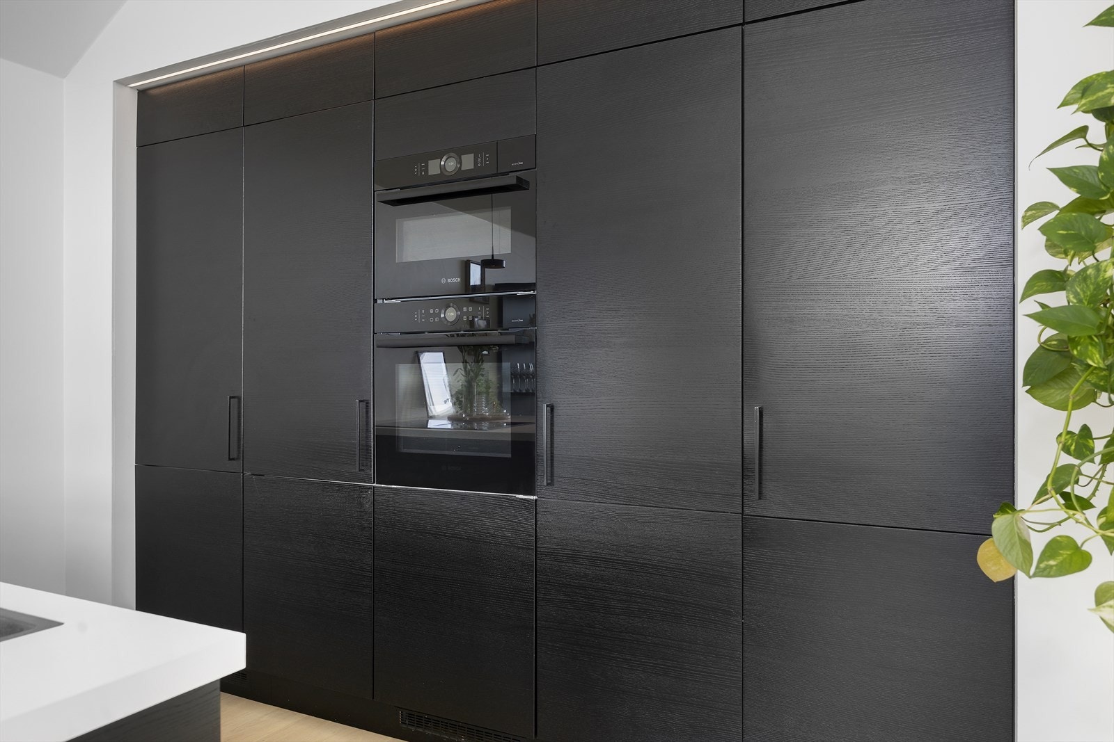 Kjøkken med alle integrerte hvitevarer du trenger, inkludert kjøleskap, fryseskap, dampovn, koketopp og oppvaskmaskin - perfekt for matlaging i hverdagen eller til festlige anledninger. Galleribilde