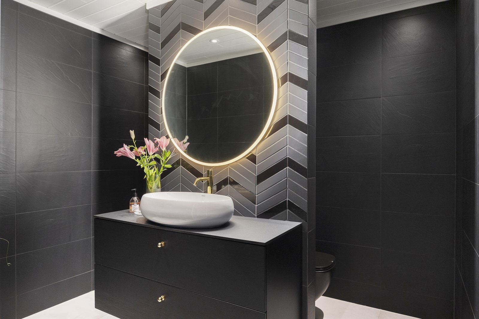 Smakfullt baderom hovedetasjen. Galleribilde