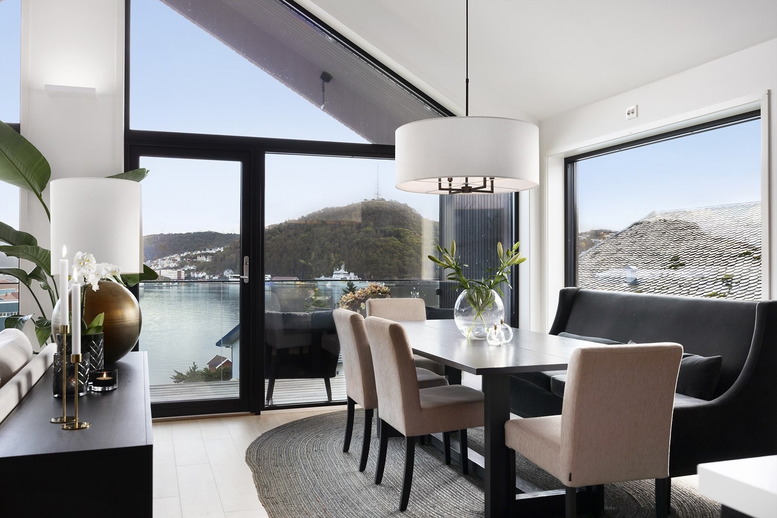 Fin spiseplass og utgang til balkong. Galleribilde