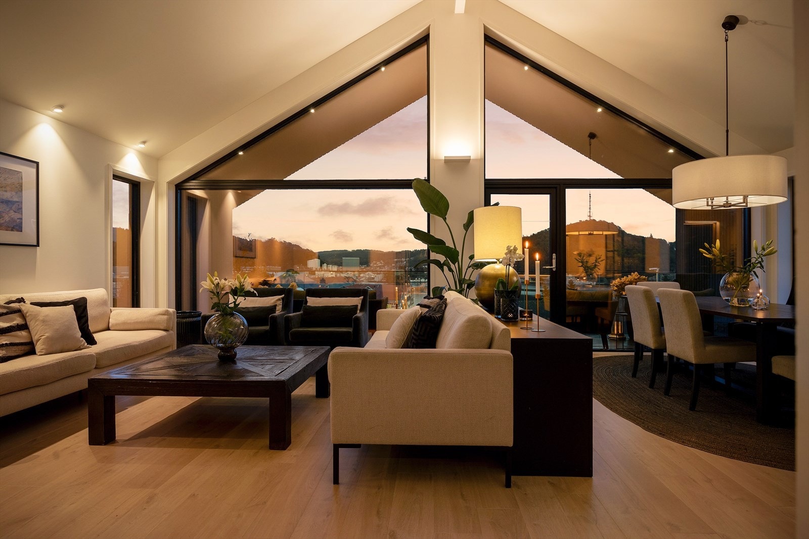 Den åpne stue- og kjøkkenløsningen danner boligens hjerte. Stuen har store vindusflater som gir fantastisk utsikt mot sjøen og nærområdet. Galleribilde