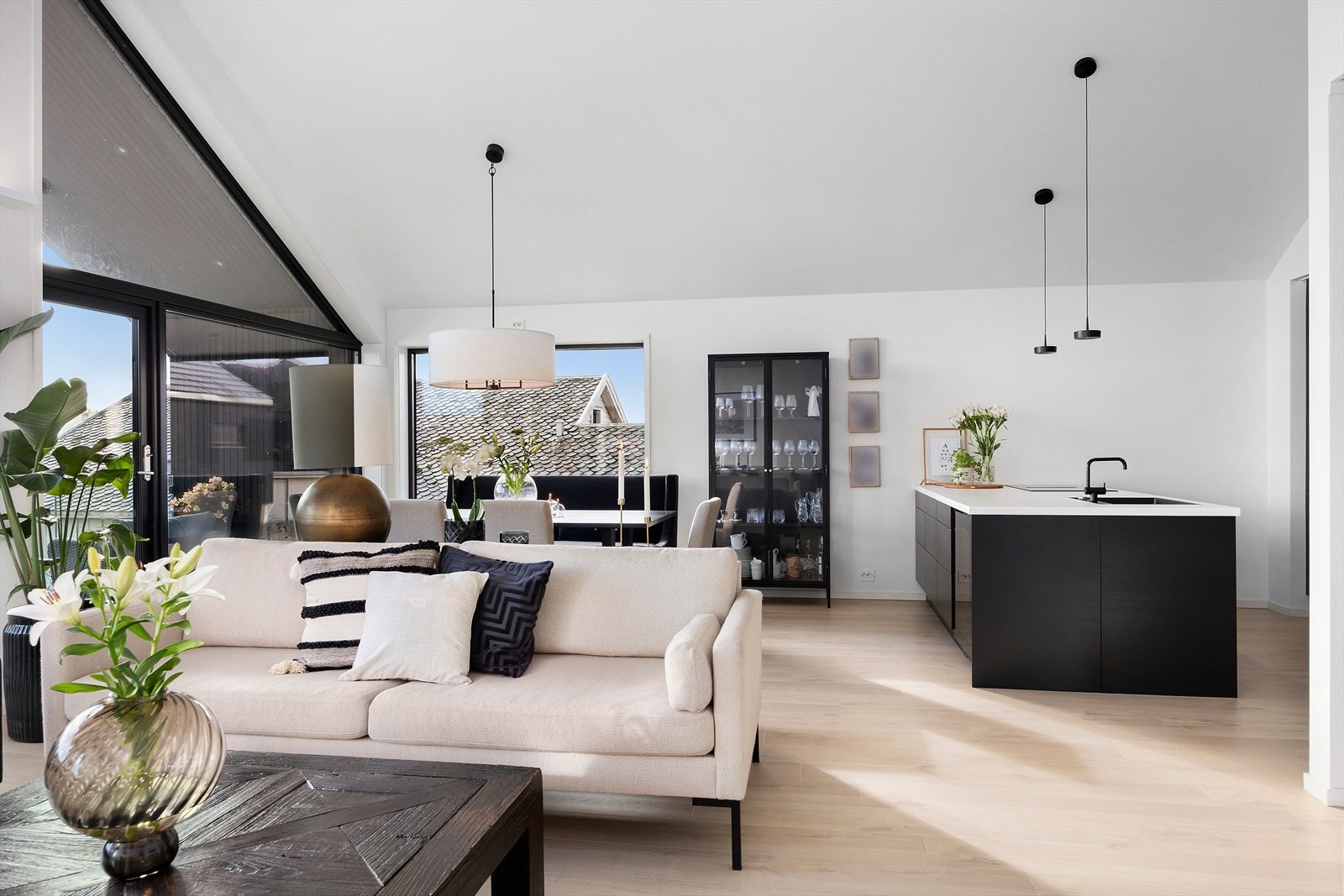 Stue og kjøkken i åpen løsning. Galleribilde