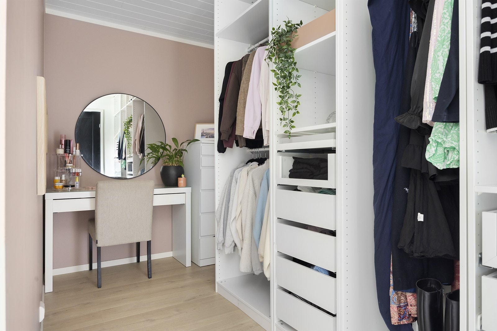 Walk-in garderobe. Galleribilde