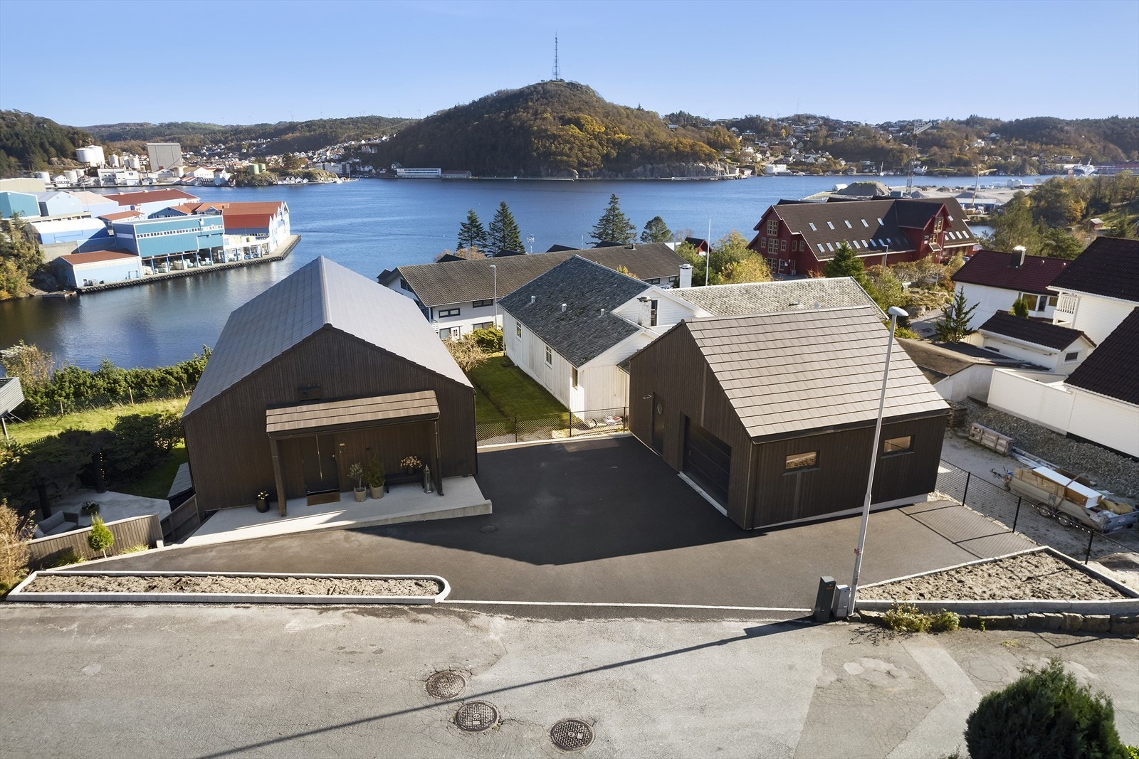 Asfaltert gårdsrom. Galleribilde