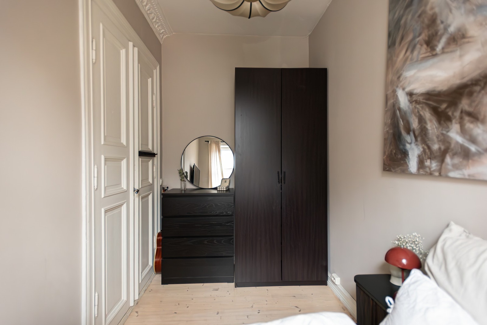 - Godt med oppbevaringsplass i medfølgende garderobe - Galleribilde