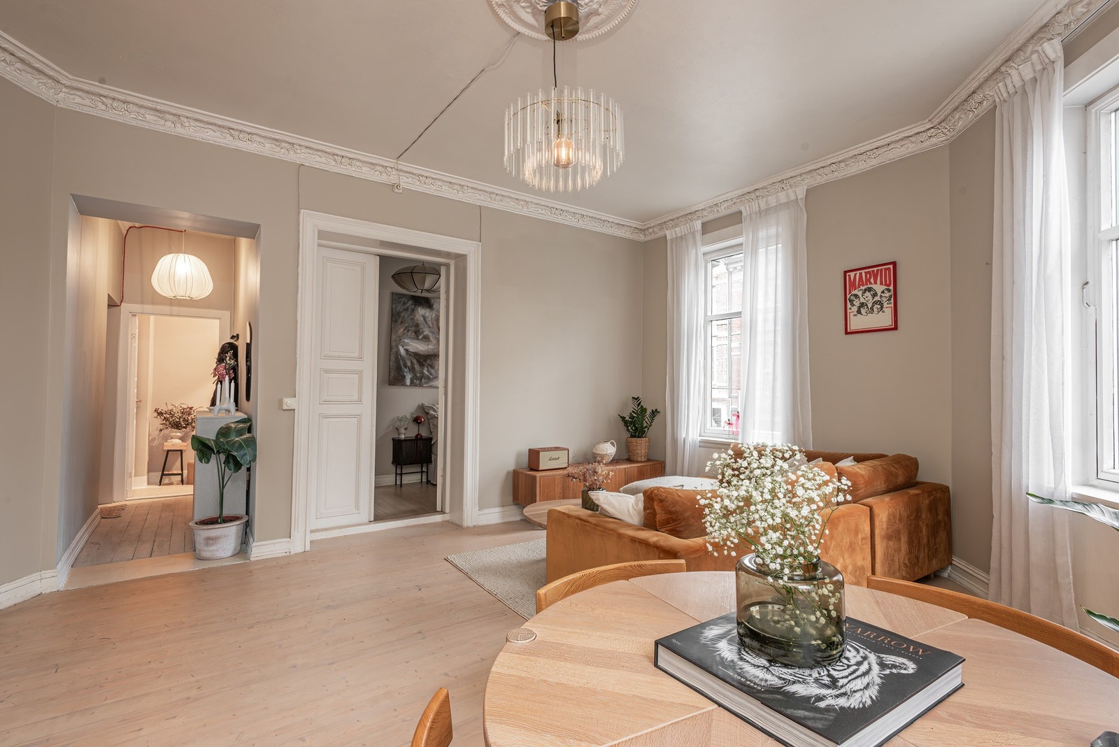 - Den åpne løsningen mellom stue og kjøkken gjør dette til en sosial arena - Galleribilde