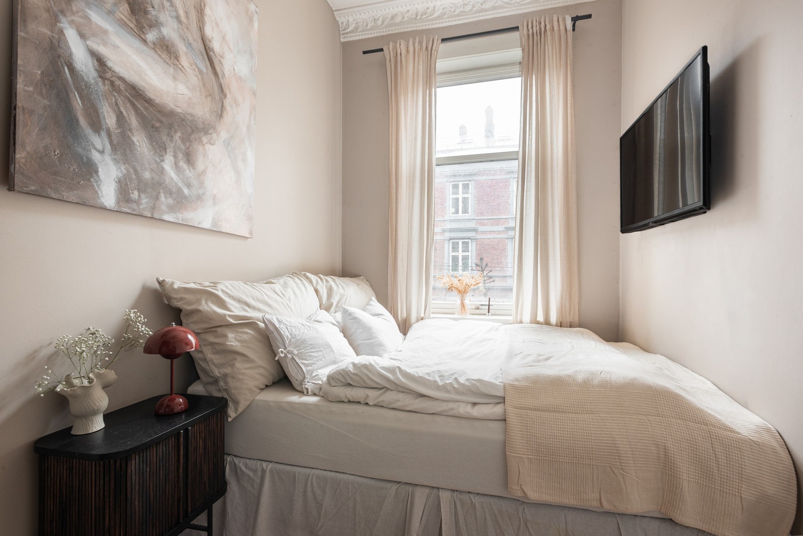 - Plass til dobbeltseng med tilhørende nattbord - Galleribilde