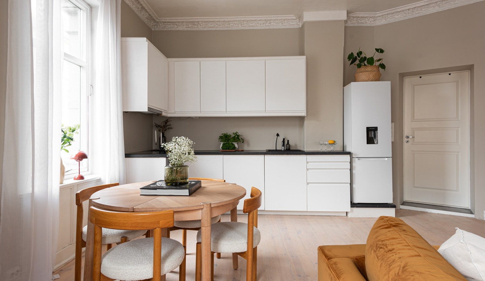 - Pent kjøkken med glatte fronter - Galleribilde