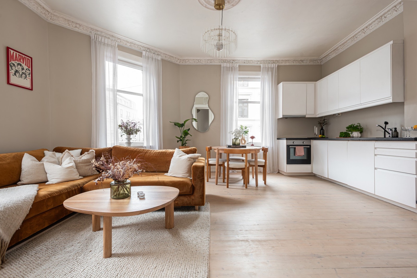 - Leiligheten er holdt i lyse, moderne farger som sammen med store vindusflater gir en luftig atmosfære - Galleribilde