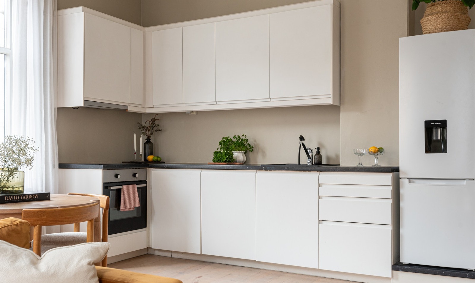 - Her er det godt med skap- og benkeplass. Pipeløp ved siden av kjøleskapet - Galleribilde