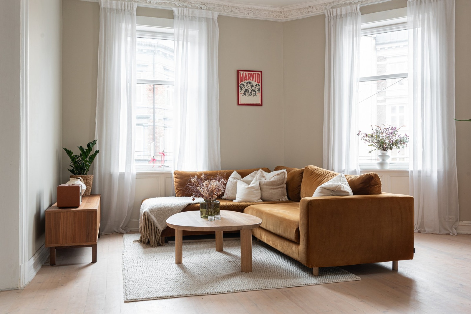 - God plass til sofaseksjon og tv-møblement - Galleribilde