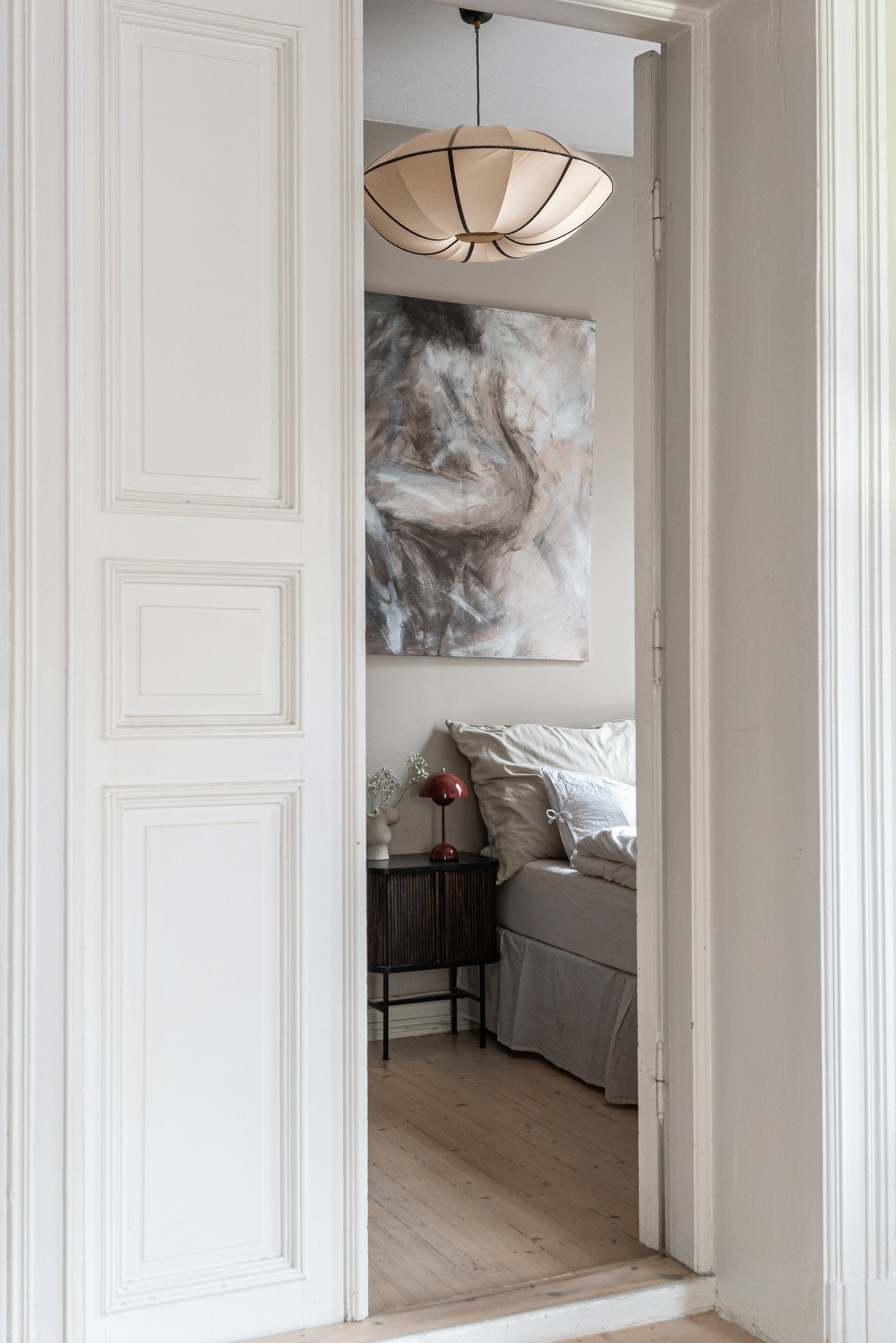 - Adkomst fra stuen til hovedsoverommet via doble fløydører - Galleribilde