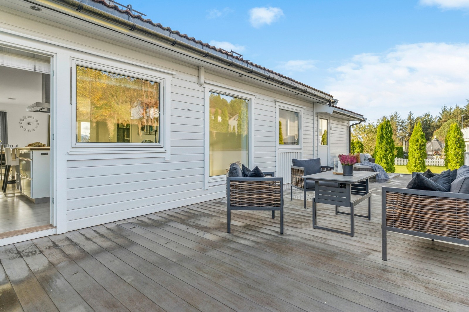 Du har to store terrasser, på baksiden har du utgang fra både kjøkken og vinterhage. Galleribilde