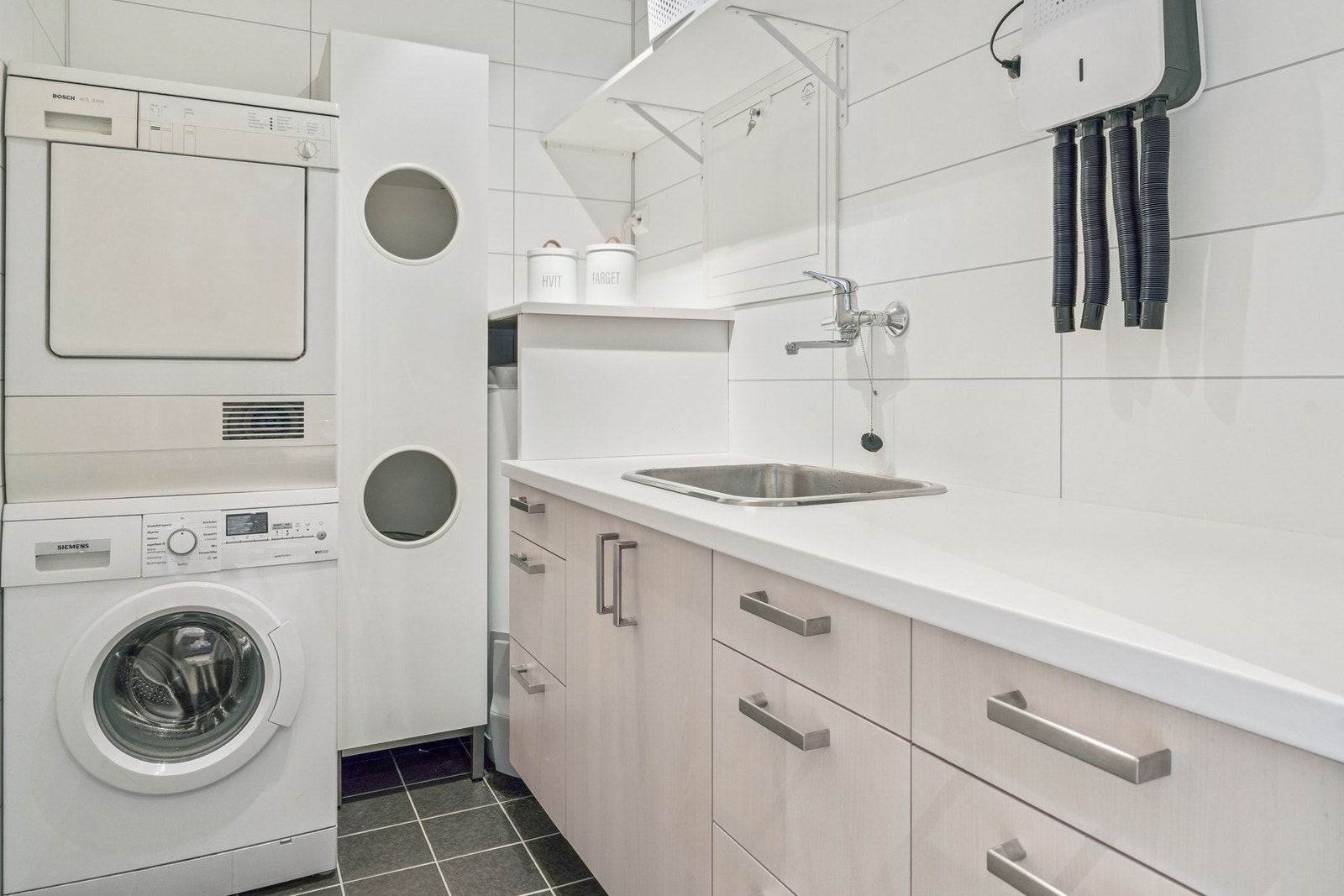 Separat vaskerom med godt av oppbevaringsplass. Galleribilde