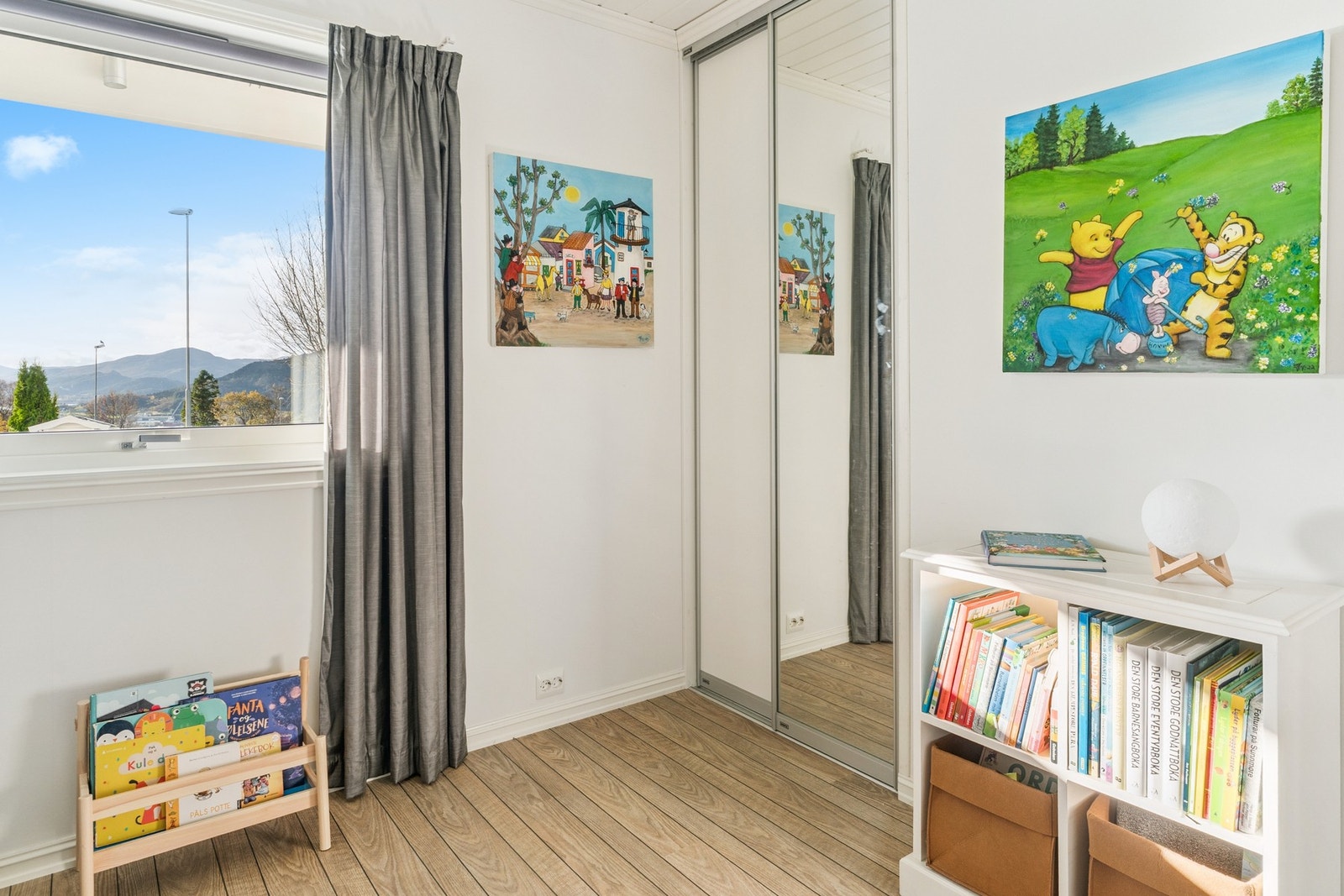 Her er det også satt inn en liten skyvedørsgarderobe. Galleribilde