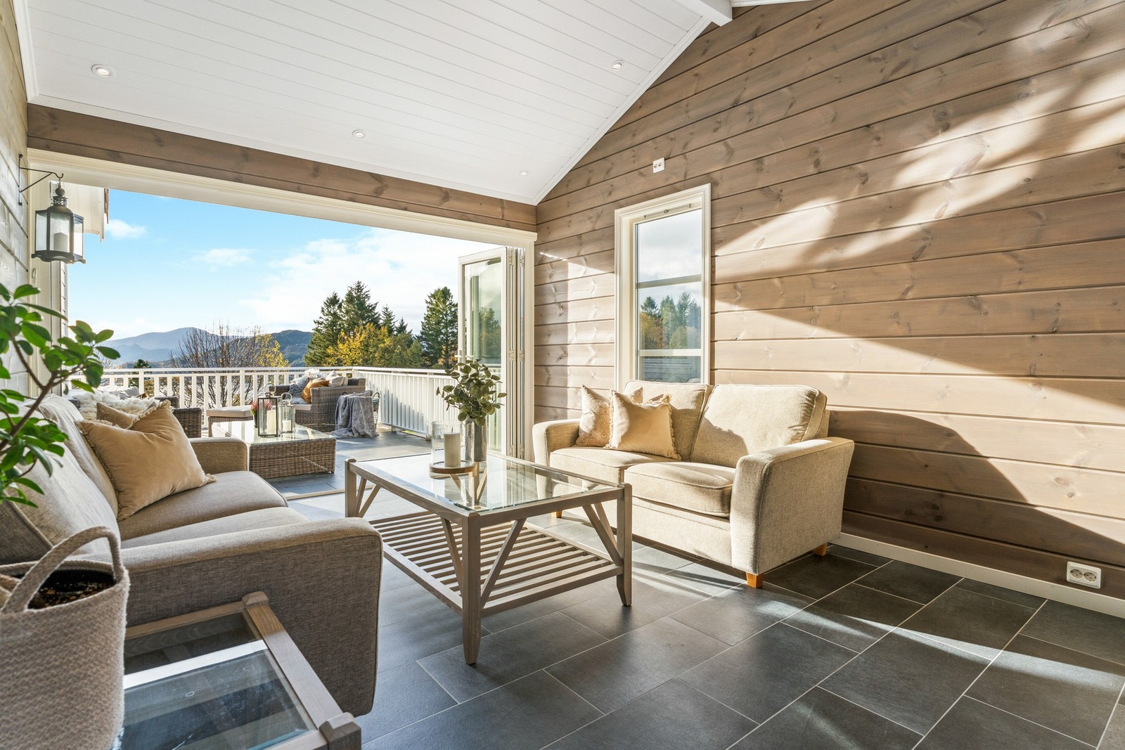 Her har du foldbare dører, så vinterhagen kan også brukes på de varmere dagene. Galleribilde