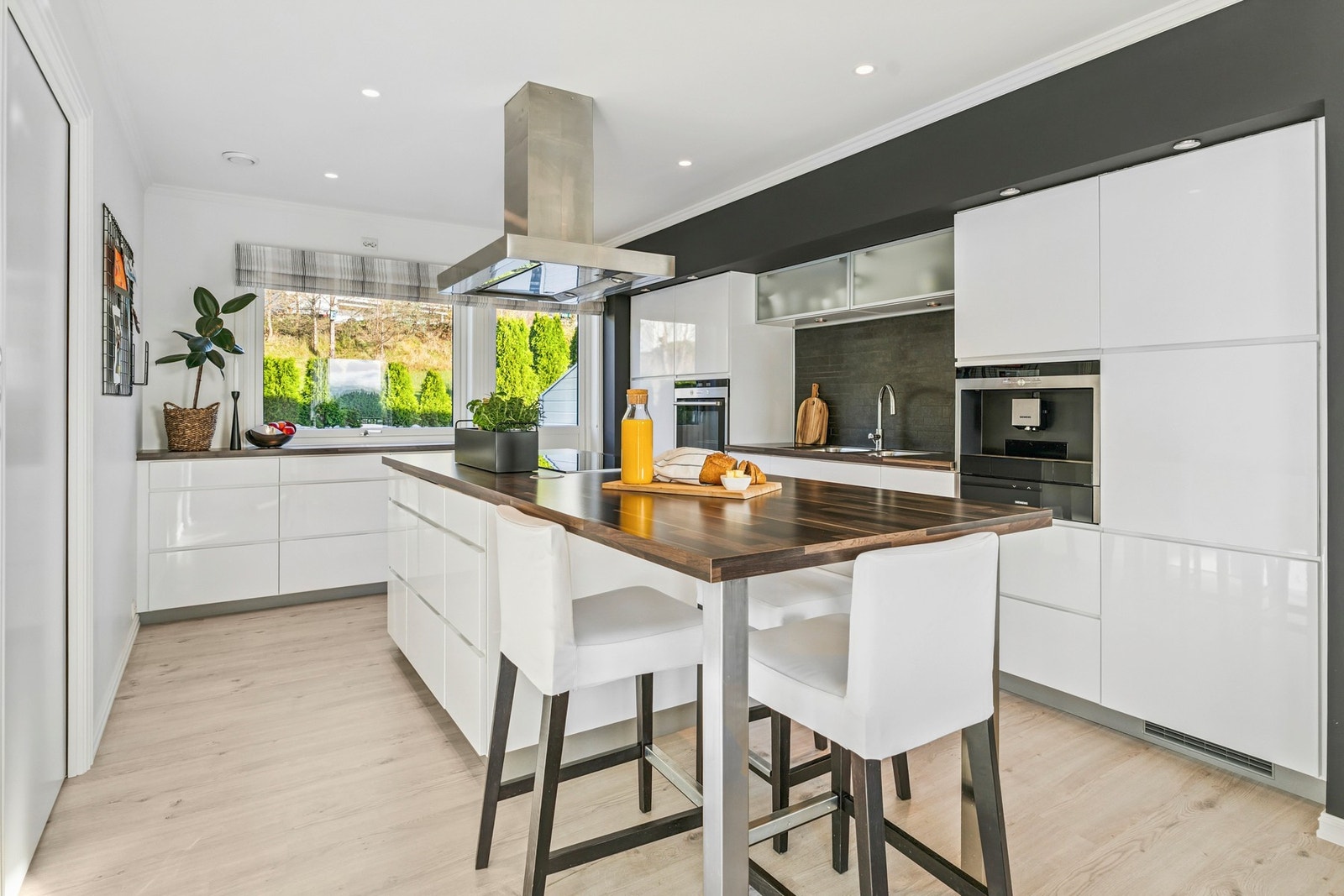 Du har rikelig med oppbevaringsplass i høyskap og underskap. Galleribilde