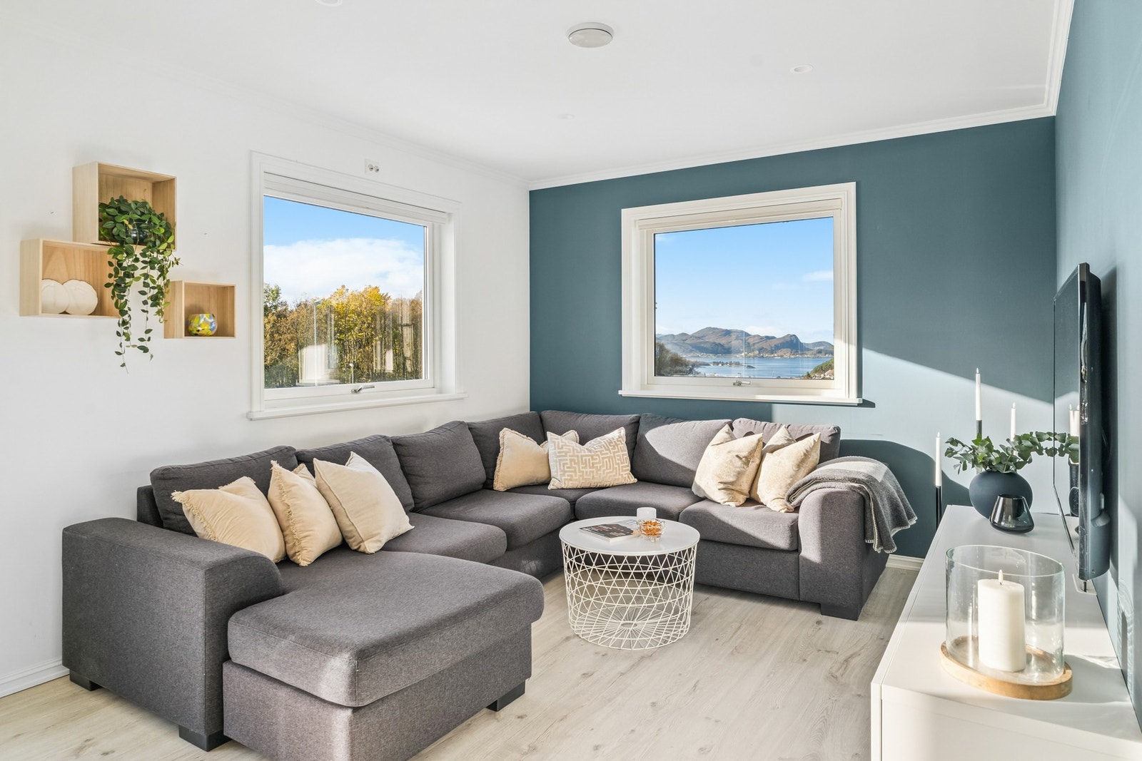 Du har en naturlig krok for sofa og montering av tv. Galleribilde