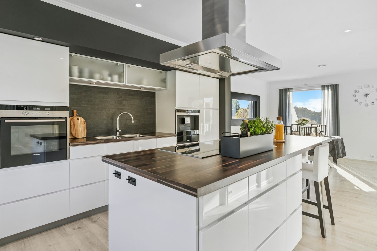 Du har et stort og godt kjøkken med helintegrerte hvitevarer. Galleribilde