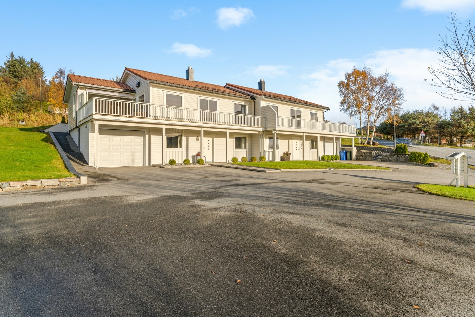 Det er godt med oppstillingsplasser på eiendommen. Galleribilde