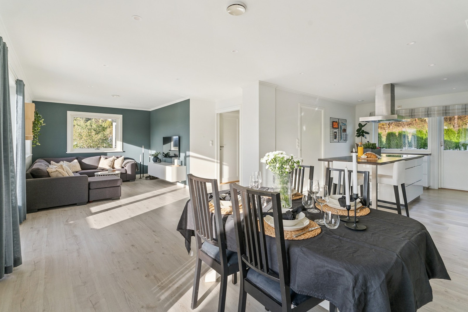 Velkommen inn til den lyse og åpne hovedetasjen. Galleribilde