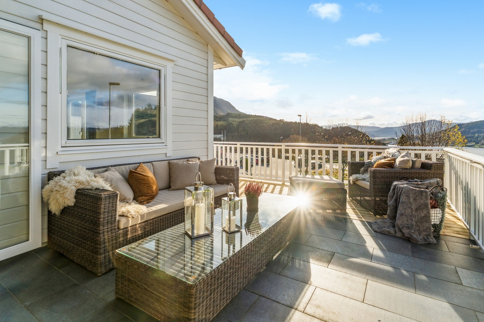 Det er godt med plass til diverse utemøblement. Galleribilde